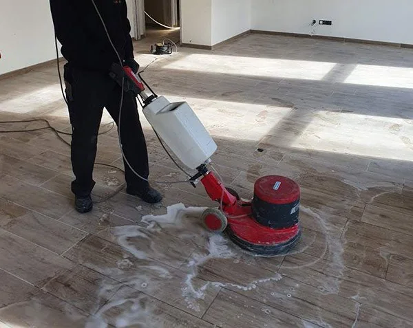 Lavage d'un sol carrelé à la monobrosse après travaux